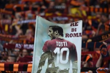 Una pancarta en honor a Francesco Totti ,"Re di Roma" durante su último derbi romano contra la Lazio el pasado 30 de abril.