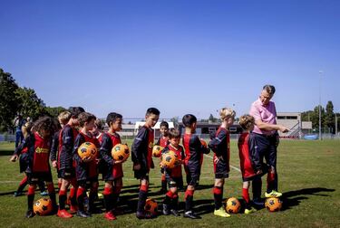 Louis van Gaal, seleccionador de Países Bajos, dirige un entrenamiento con niños​​, dentro de un programa de apoyo a los clubes de fútbol locales. No se sabe si los críos llegarán a convertirse en estrellas, pero lo que es seguro es que no olvidarán que un día les dio lecciones tan ilustre maestro.