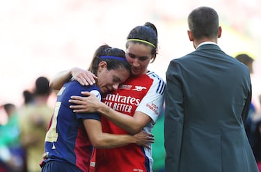 Aitana Bonmatí del FC Barcelona es consolada por Mariona Caldentey del Arsenal tras la final de la Liga de Campeones Femenina entre el Arsenal y el Barcelona que ganó el conjunto inglés en el Estadio José Alvalade el 24 de mayo de 2025 en Lisboa, Portugal.