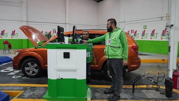 Los autos con engomado rosa y rojo presentan la verificación vehicular en septiembre del 2025.
