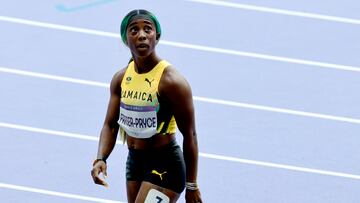Saint-denis (France), 02/08/2024.- Shelly-Ann Fraser-Pryce of Jamaica looks at the score after competing in heat 8 of the Women 100m Round 1 heats in the Athletics competitions in the Paris 2024 Olympic Games, at the Stade de France stadium in Saint Denis, France, 02 August 2024. (100 metros, Francia) EFE/EPA/RONALD WITTEK