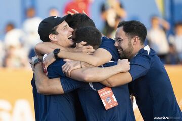 A la izquierda, con gorra, un emocionado Fabio Futre celebra con su cuerpo técnico tras ganar el Atlético la final del XXVII LaLiga FC Futures. 