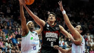 Juani Marcos entrsa a canasta ante Taylor.