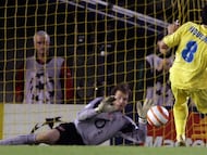 Arsenal's German goalkeper Jens Lehmann (L) saves a penalty shot by Villarreals Argentine Roman Riquelme during their Champions League semi-final second leg football match at the Madrigal stadium in Villarreal, 25 April 2006. AFP PHOTO/CARL DE SOUZA