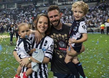 Miguel Layún celebrando el título de Concachampions 2019 con su familia en el Estadio BBVA Bancomer.