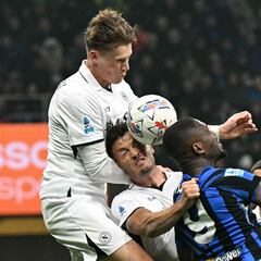 El Nápoles sufre, pero sigue líder