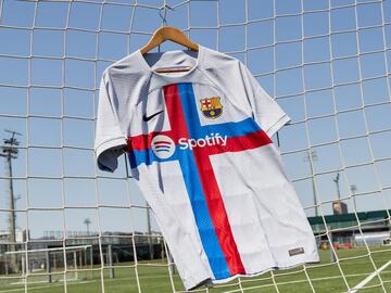 La tercera equipación 2022/23 del Fútbol Club Barcelona presenta un diseño inspirado en la Creu de Sant Jordi y en la apuesta por la diversidad y la inclusión.