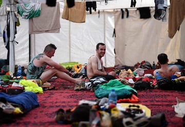 Los participantes descansan en el campamento después del final de la Etapa 3 de la 13ª edición de Titan Desert 2018 entre Alnif y Rissani, en el centro de Marruecos