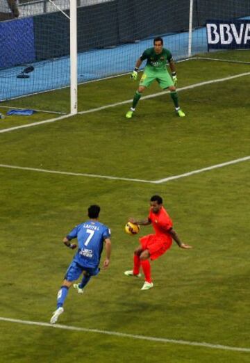 Mano de Alves en el área pequeña ante Lafita. 