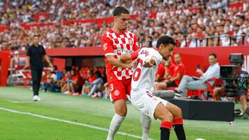 SEVILLA, 01/09/2024.- El defensa del Sevilla Jesús Navas (d) lucha con Miguel Gutiérrez, del Girona, durante el partido de la cuarta jornada de LaLiga que Sevilla FC y Girona FC disputan hoy domingo en el estadio Ramón Sánchez-Pizjuán. EFE/Julio Muñoz