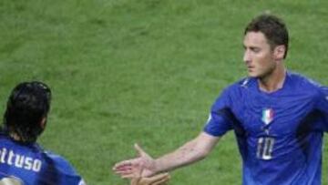 <b>NO PASA NADA.</b> El genial italiano llama a la tranquilidad del equipo tras su sustitución.