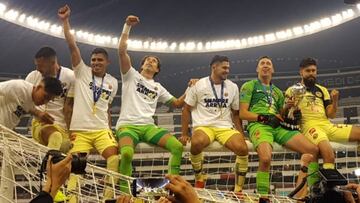Los jugadores de Las Águilas se subieron a la portería y celebraron con la afición que hoy fungía como visitante en el Estadio Azteca.