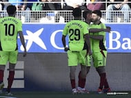 Los jugadores del Mirandés celebran el gol de Javi Hernández.