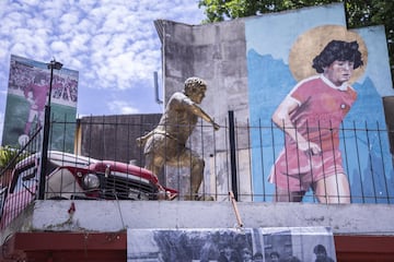   La paternal, un barrio en pleno centro de Buenos Aires, es donde ese sitúa la 'Casa de Dios'. Argentinos Juniors regaló a Maradona por la firma de su primer contrato en 1978 una casa en dicho barrio. Diego estuvo viviendo únicamente dos años pero aún se mantiene intacta desde aquellos tiempos. Actualmente, y tras la suerte del astro argentino, se ha convertido en un museo en honor al '10'. 