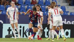 Leire Ba&ntilde;os pelea por el bal&oacute;n.
 
 