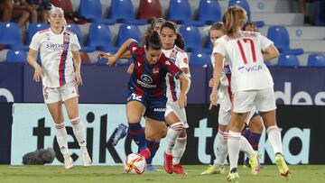 Leire Baños pelea por el balón.