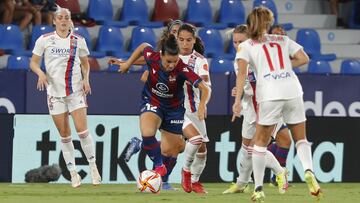 Leire Ba&ntilde;os pelea por el bal&oacute;n.
 
 