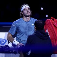 Tsitsipas abandona las ATP Finals por lesión