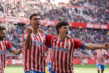 El canterano rojiblanco cuajó un partido bastante completo. Tenía la difícil misión de hacer olvidar a la grada la ausencia de Cote y lo consiguió. Además de estar muy correcto en la faceta defensiva. En la imagen, Diego con Queipo, el goleador del partido.