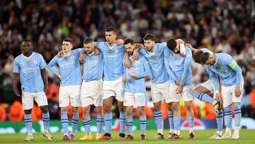 Manchester (United Kingdom), 17/04/2024.- Players of Manchester City wait for the start of the penalty shoot-out during the UEFA Champions League quarter final, 2nd leg match between Manchester City and Real Madrid in Manchester, Britain, 17 April 2024. (Liga de Campeones, Reino Unido) EFE/EPA/ADAM VAUGHAN
