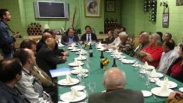 <b>EXPLICACIONES. </b>Jesús Fraile (al fondo, a la izquierda), gerente del Rayo, se reunió ayer con los accionistas minoritarios del club.