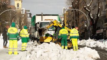 MADRID, 10/01/2021.- Un quitanieves despeja una calle en la zona de Cuatro Caminos en Madrid, este domingo. La M-30 ya vuelve a tener carriles habilitados a la circulaci&oacute;n en ambos sentidos, tras haber quedado cortada el s&aacute;bado por la nieve,