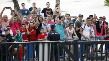 Aficionados de la selección española en las inmediaciones del Estadio Martínez Valero.