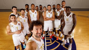Sergio Llull hace una autofoto a la plantilla del Real Madrid.