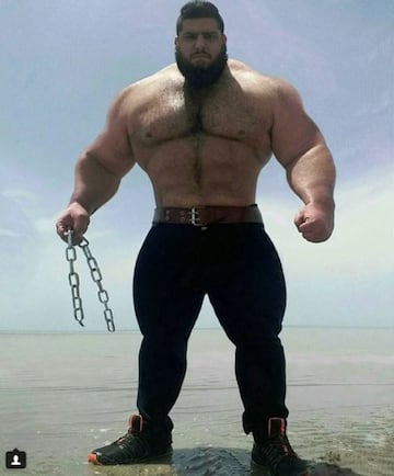 Gracias a sus 1,86 centímetros y 176 kilogramos se ha ganado el mote de el 'Hulk Iraní'. Además de por su físico, Sajad Gharibi es conocido por sus buenas acciones con los niños de su país que se encuentran en campos de refugiados.