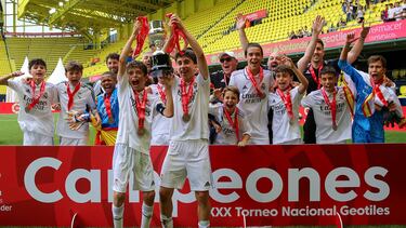 Los capitanes del Real Madrid alevín levantan el título de campeón de la XXX edición del torneo nacional de LaLiga Promises.