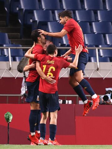 España 1-0 Argentina | El balón desde la banda derecha llegó al segundo palo, lo recogió Olmo, que en lugar de chutar, se la dejó a Mikel Merino, que definió con un sutil remate para hacer el 1-0.
