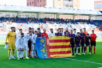 Los equipos del Eibar y Elche, posaron juntos con una bandera de la Comunidad Valencia en apoyo a los afectados por la DANA.