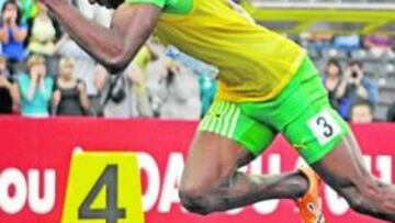 <b>CON CAMISETA DE CALENTAMIENTO. </b>Usain Bolt se paseó tanto en las series de 200 de la mañana como en los cuartos de la tarde, y corrió con camiseta de calentamiento.