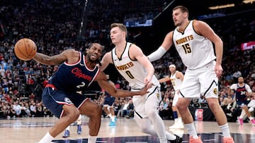 Kawhi Leonard, defendido por Christian Braun y Nikola Jokic en el tercer partido.