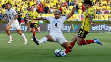 AMDEP361. BARRANQUILLA (COLOMBIA), 12/10/2023.- Luis Díaz (d) de Colombia remata frente a Ronald Araújo de Uruguay hoy, en un partido de las Eliminatorias Sudamericanas para la Copa Mundial de Fútbol 2026 entre Colombia y Uruguay en el estadio Metropolitano en Barranquilla (Colombia). EFE/ Mauricio Dueñas Castañeda
