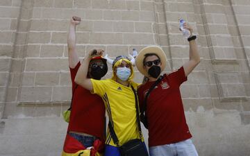 Las calles de Sevilla vibran con los seguidores españoles y suecos que verán esta noche el debut de sus selecciones.