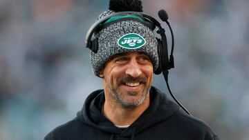 It would be safe to say that the New York Jets and their newly acquired linebacker have turned ugly, but the team’s biggest star has some advice for his new teammate.