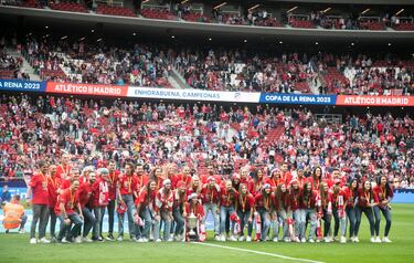 El equipo femenino del Atlético de Madrid posa con la Copa de la Reina 2023 conquistada ayer ante el Real Madrid. 