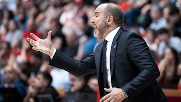 GIRONA, 27/04/2025.- El entrenador del Real Madrid, Chus Mateo, durante el partido de Liga Endesa que disputa ante el Basquet Girona este domingo en el Pabellón de Fontajau de Girona. EFE/David Borrat