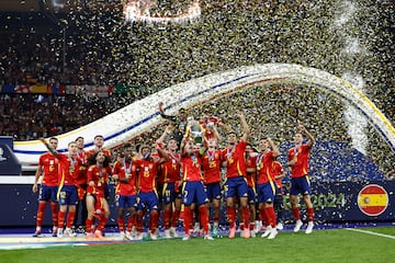Álvaro Morata, capitán de la selección española, levanta el trofeo de la Eurocopa.