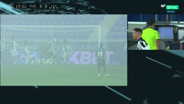 Un nuevo penalti por manos hace estallar a Postigo