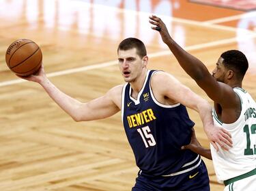 The Joker es un jugador especial, por no decir raro. Es un pívot de 211 centímetro capaz de jugar, pensar, ver y mover el balón como un base. Sus condiciones físicas (nunca muy delgado, que digamos) no le han impedido dominar la zona rival y ser un líder para Denver Nuggets, que lo eligió en el pick 41, en la segunda ronda. Un robo que se ha convertido en MVP de la NBA. El objetivo, el anillo.