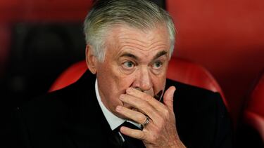 El entrenador del Real Madrid Carlo Ancelotti durante el partido de la jornada 19 de LaLiga que Girona FC y Real Madrid disputan este sábado en el estadio Montilivi, en Girona.