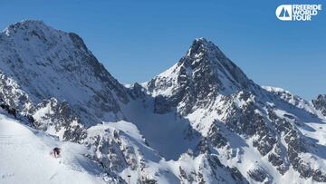 Un esquiador baja por una de las laderas de las montañas de Ordino Arcalís (Andorra) por donde se disputa el Freeride World Tour.