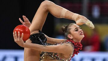 La gimnasta rusa Aleksandra Soldatova, durante el concurso completo de los Mundiales de Gimnasia Rítmica de 2018 en Sofía.