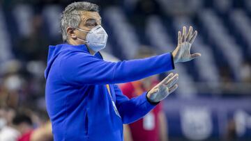 Xavi Pascual da &oacute;rdenes durante la final de la Copa del Rey de Balonmano entre el Barcelona y el Abanca Ademar Le&oacute;n.