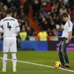 Carlsen, campeón del mundo de ajedrez, hizo el saque de honor