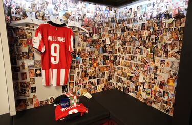 La camiseta de Iñaki Williams se ve en el vestuario del Athletic Club antes del partido de la primera jornada de la Fase de la UEFA Champions League 2025/26 entre el Athletic Club y el Arsenal FC en el Estadio de San Mamés.