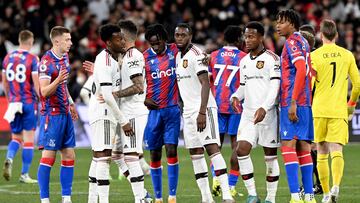 Manchester United and Crystal Palace players embrace after the pre-season football match between English Premier League teams Manchester United and Crystal Palace at the Melbourne Cricket Ground (MCG) on July 19, 2022, in Melbourne. (Photo by WILLIAM WEST / AFP) / -- IMAGE RESTRICTED TO EDITORIAL USE - STRICTLY NO COMMERCIAL USE --