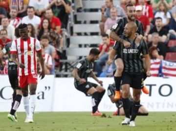 Los jugadores del Málaga celebran el primer gol ante el Almería, durante el partido de Liga en Primera División disputado esta tarde en el estadio de los Juegos Mediterráneos, en Almería.